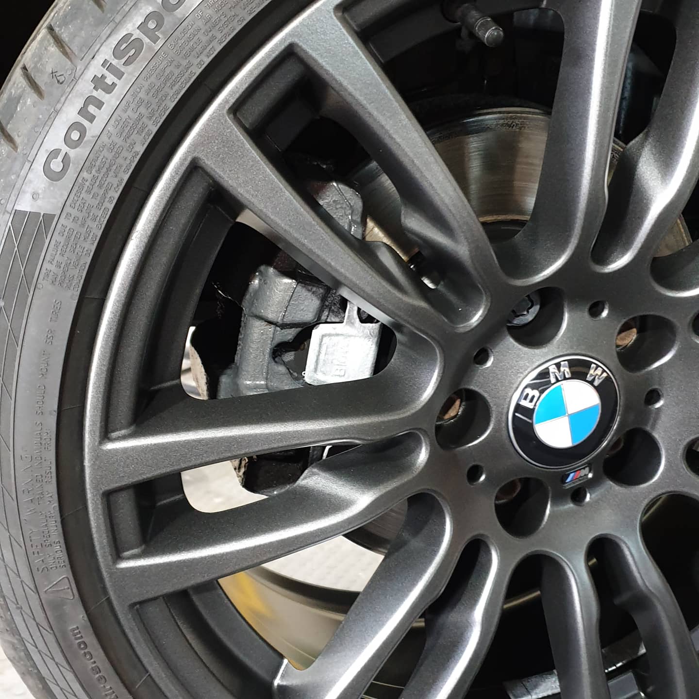 caliper painting behind alloy bmw